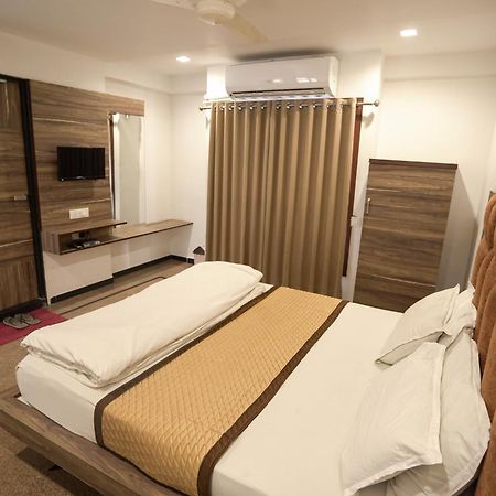 Hotel Shertown Ahmedabad Esterno foto