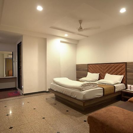 Hotel Shertown Ahmedabad Esterno foto