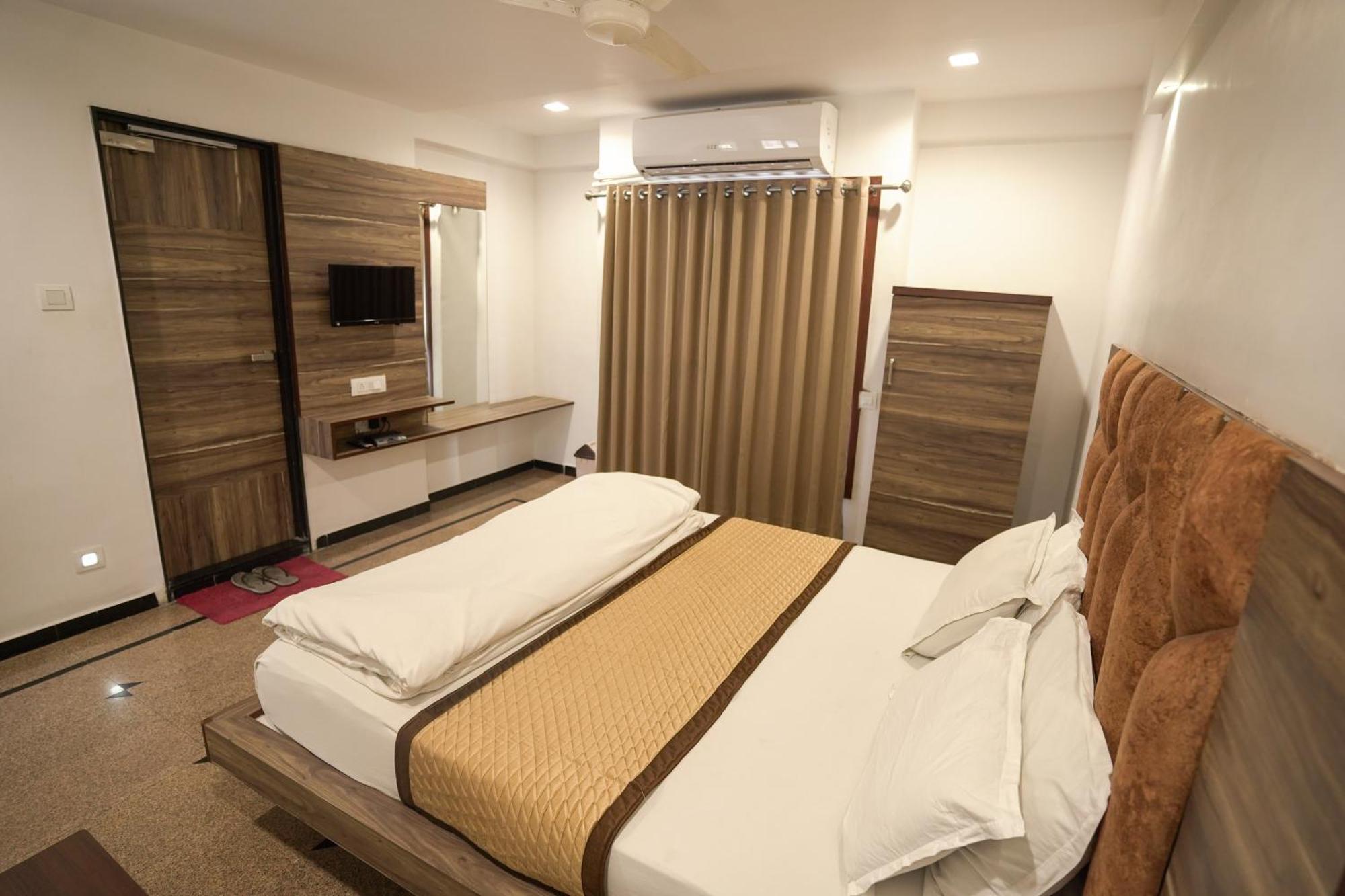 Hotel Shertown Ahmedabad Esterno foto