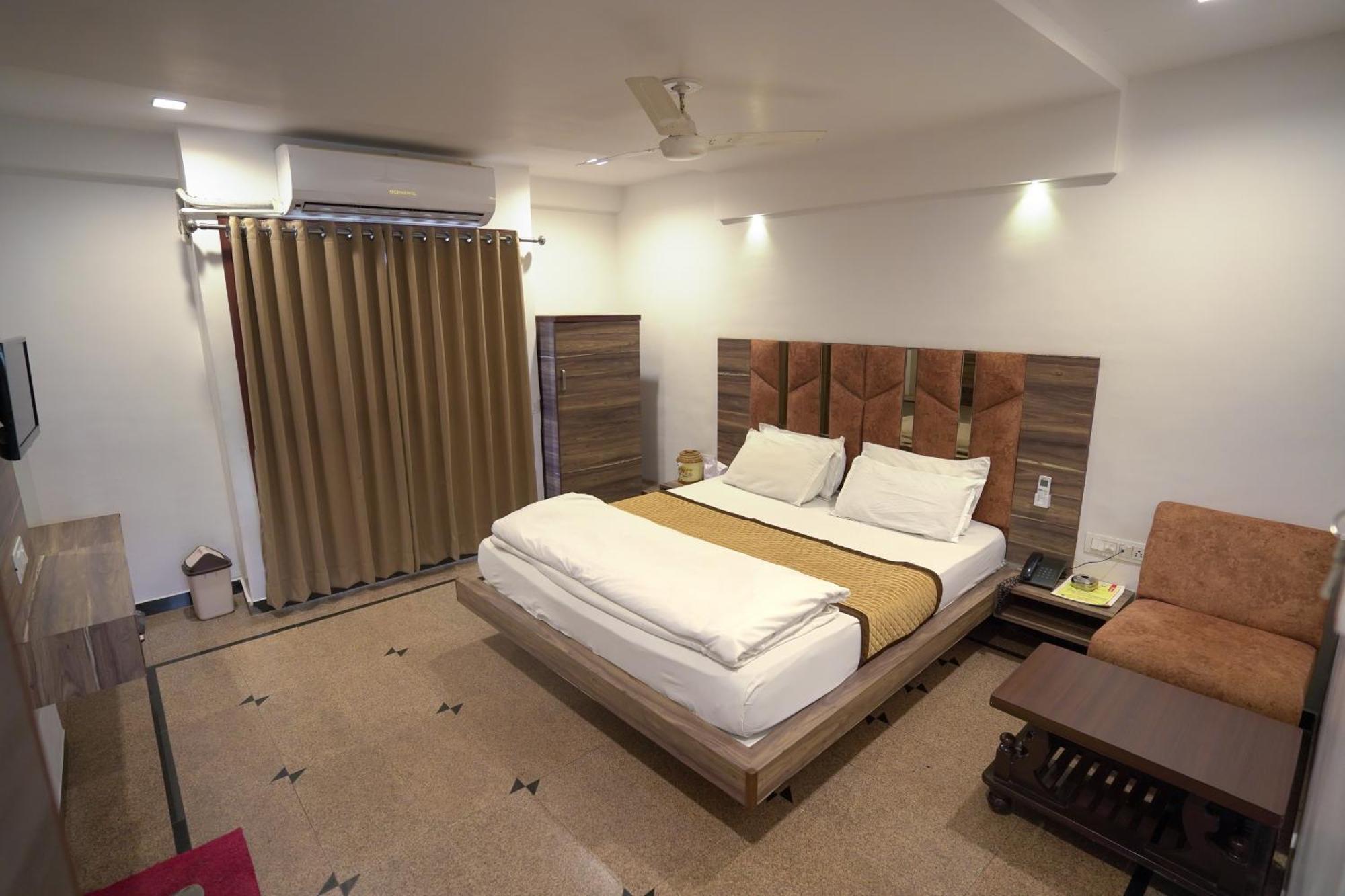 Hotel Shertown Ahmedabad Esterno foto