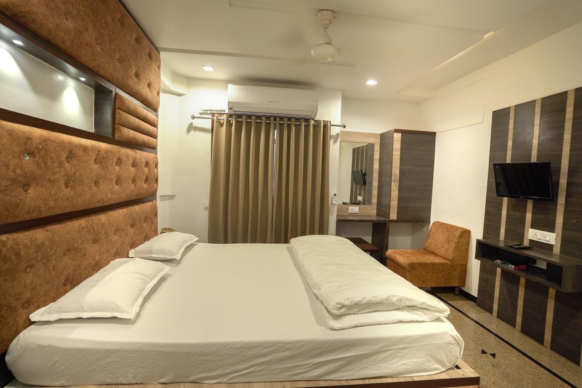 Hotel Shertown Ahmedabad Esterno foto