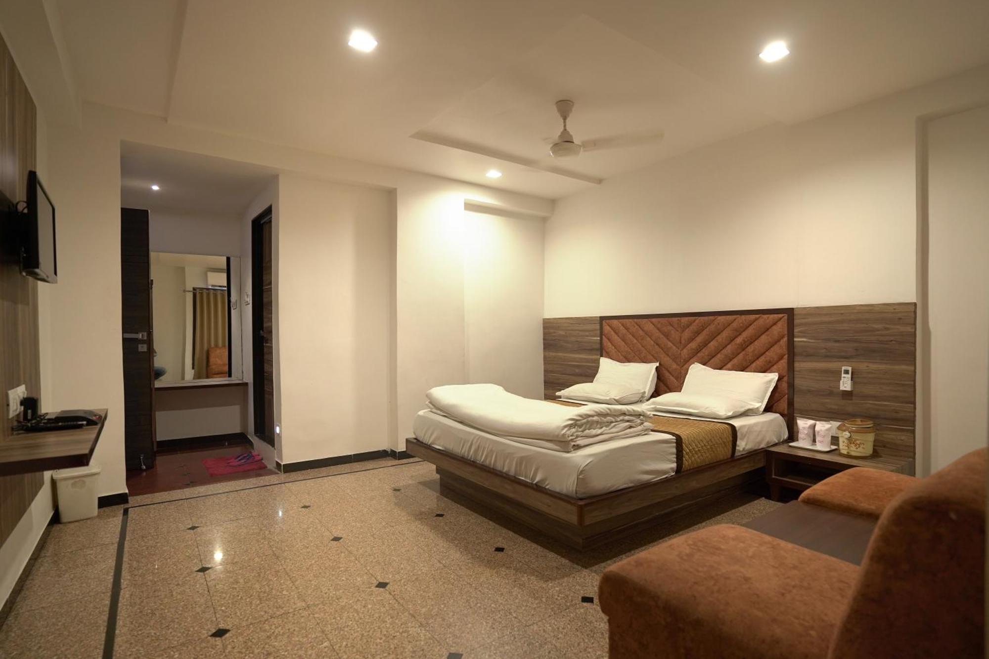 Hotel Shertown Ahmedabad Esterno foto