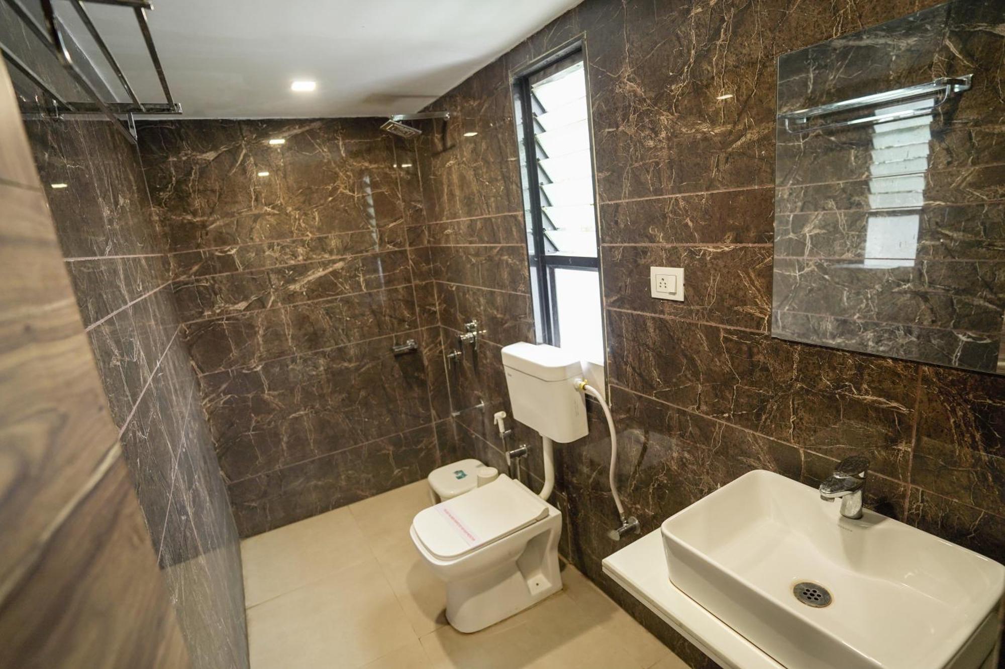 Hotel Shertown Ahmedabad Esterno foto