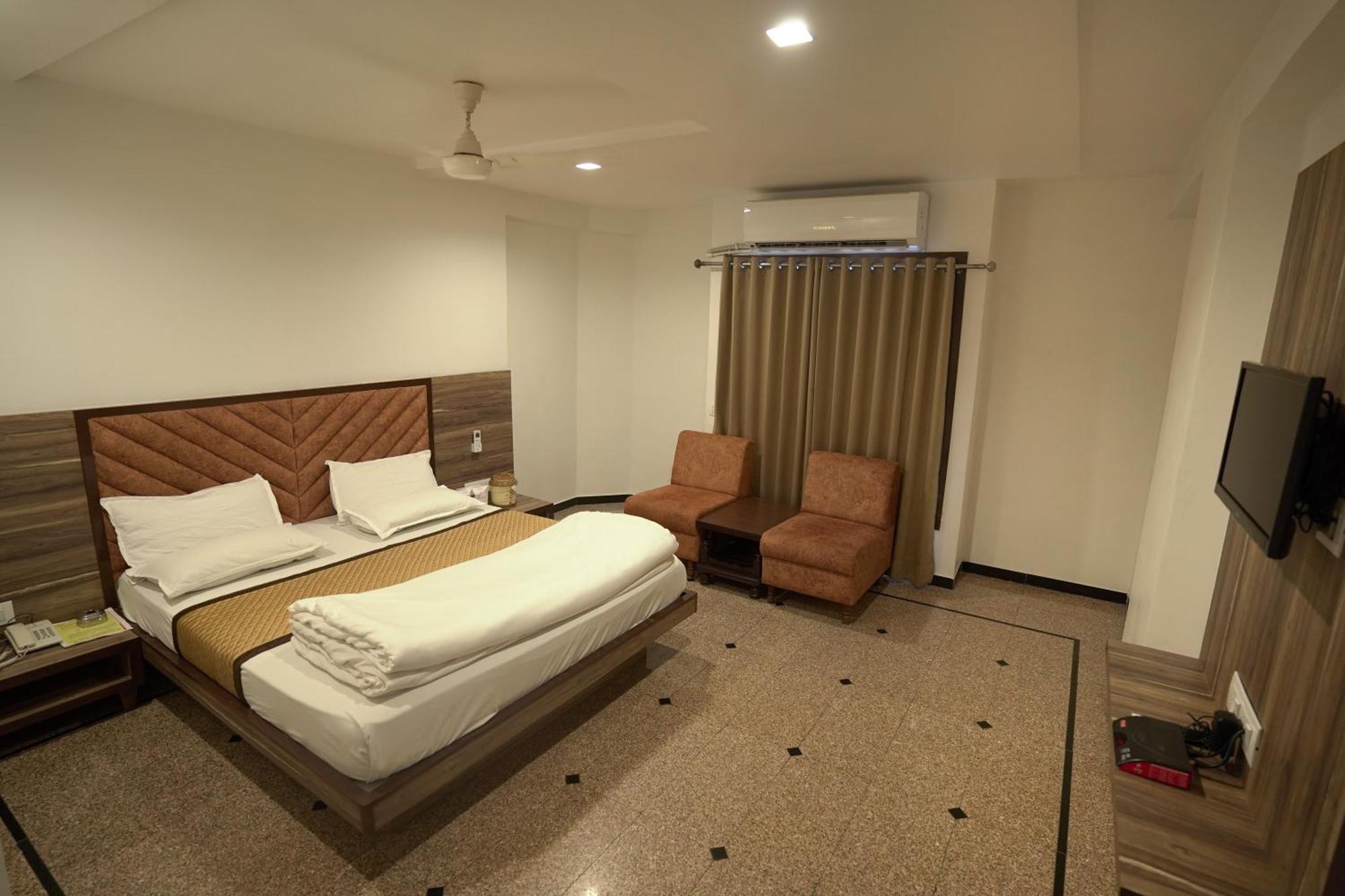 Hotel Shertown Ahmedabad Esterno foto