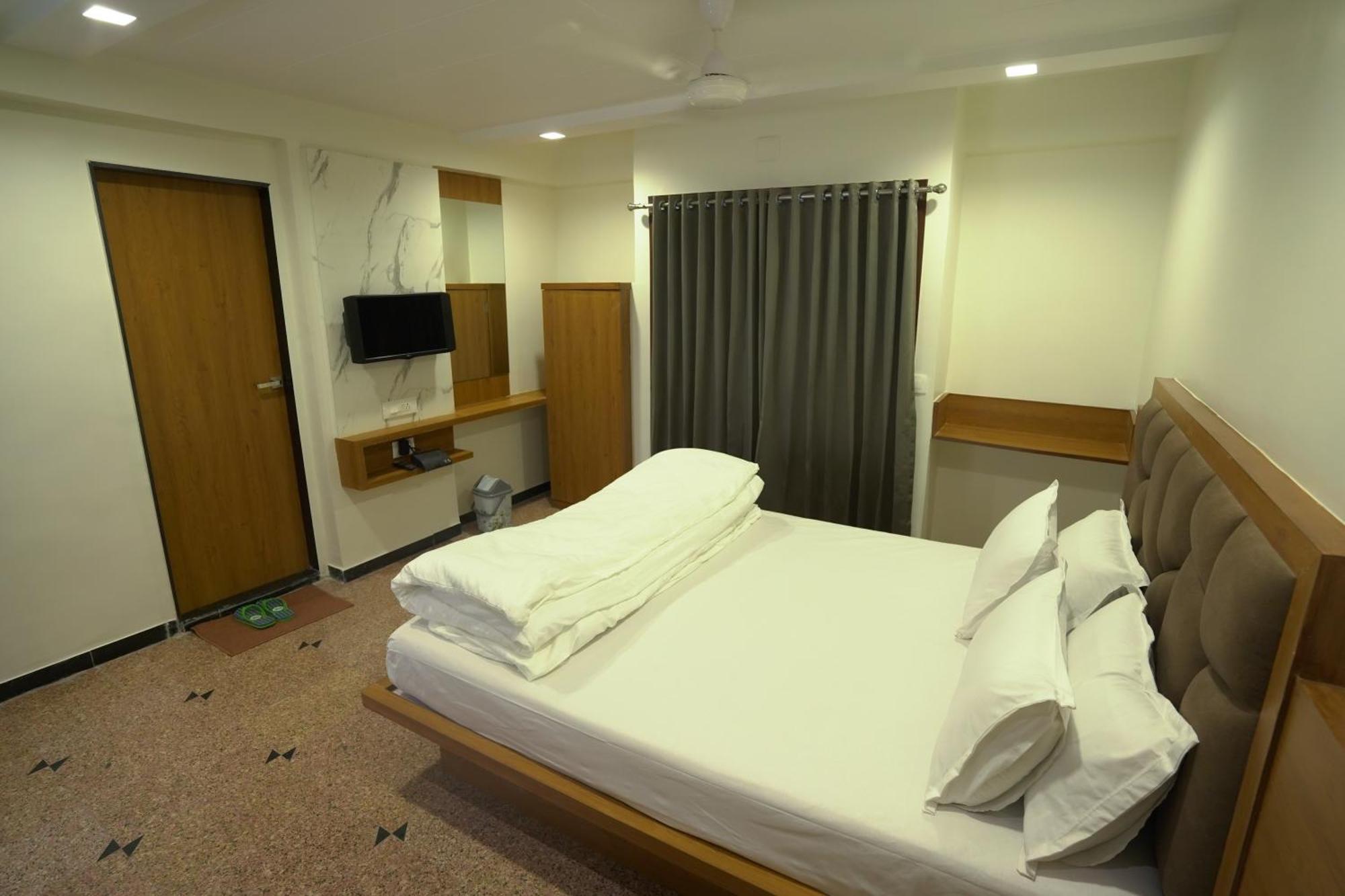Hotel Shertown Ahmedabad Esterno foto