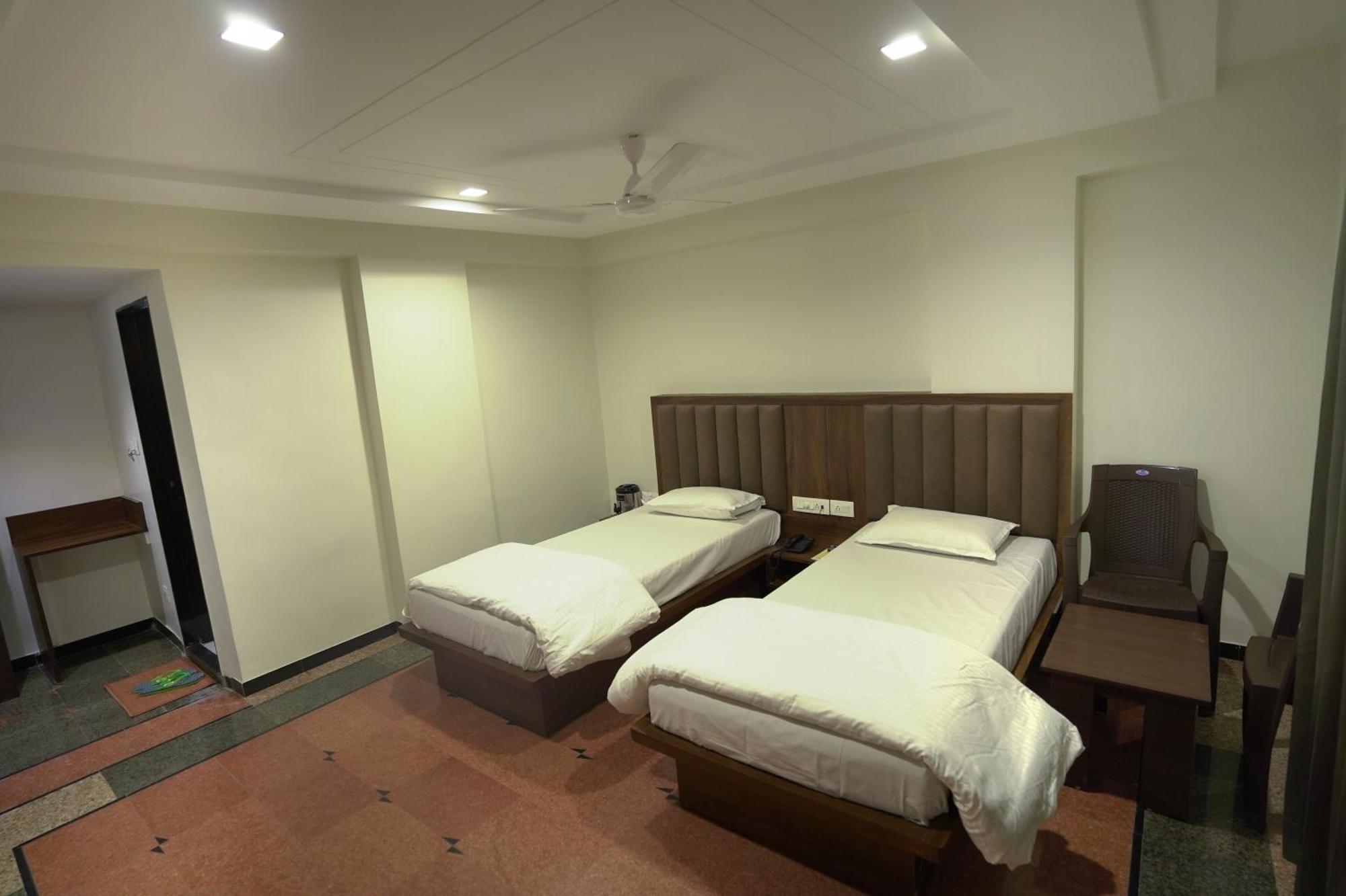 Hotel Shertown Ahmedabad Esterno foto