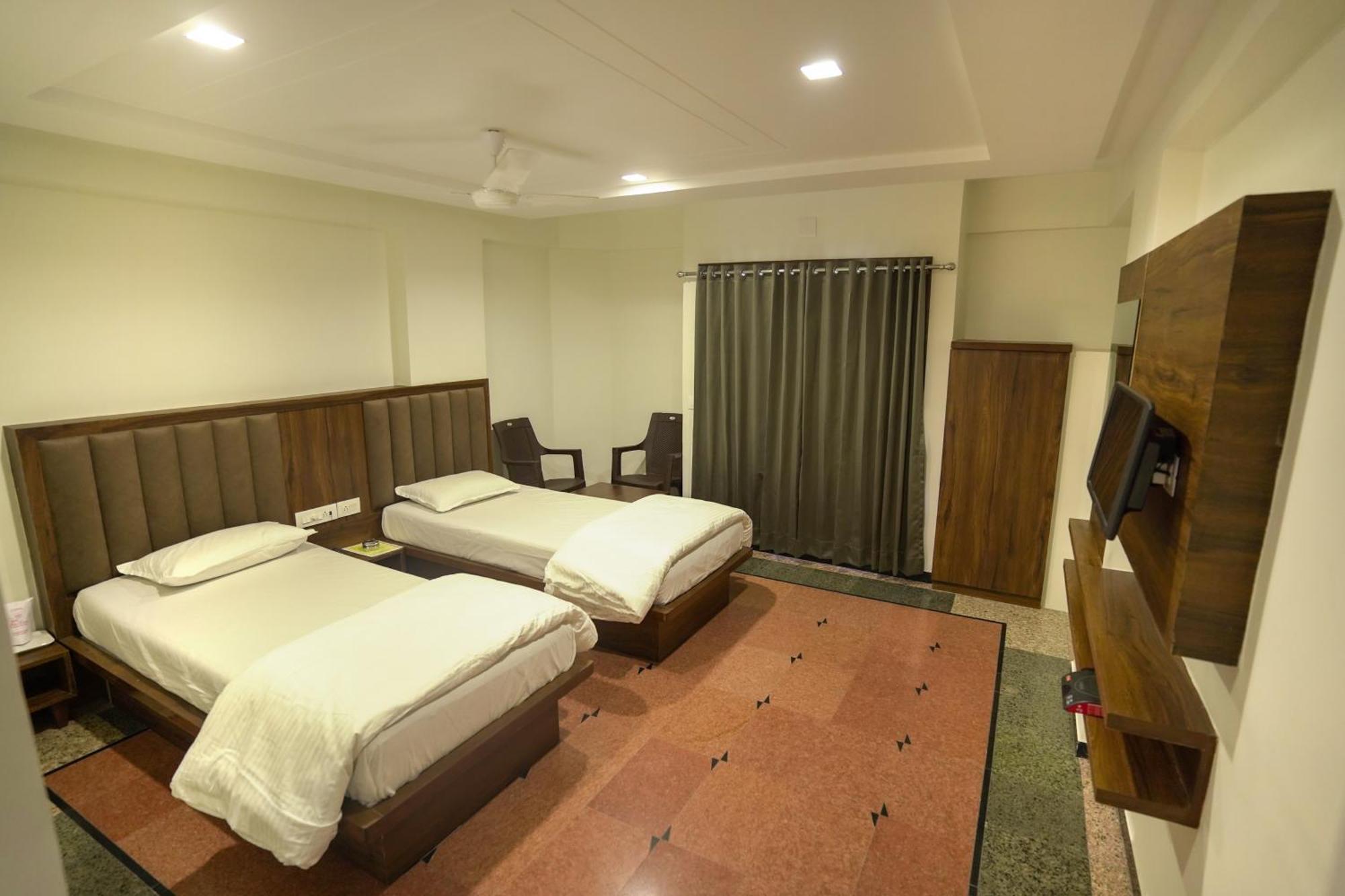 Hotel Shertown Ahmedabad Esterno foto