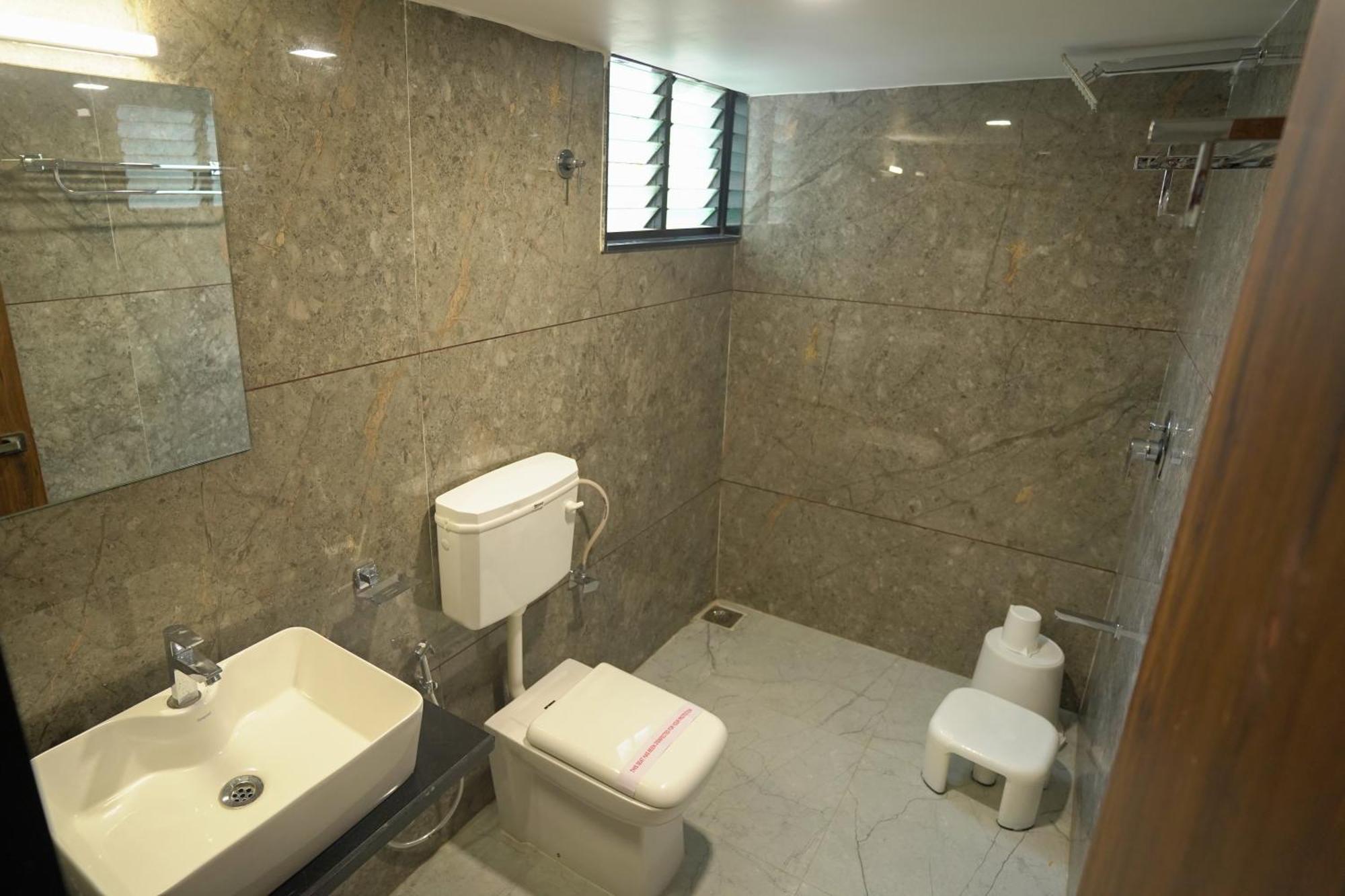 Hotel Shertown Ahmedabad Esterno foto