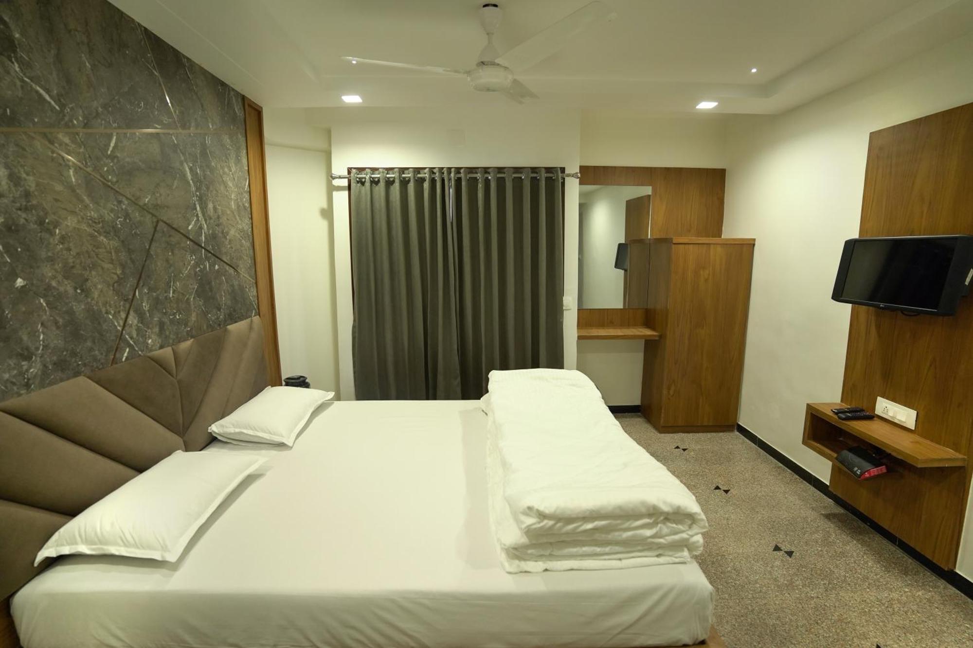 Hotel Shertown Ahmedabad Esterno foto