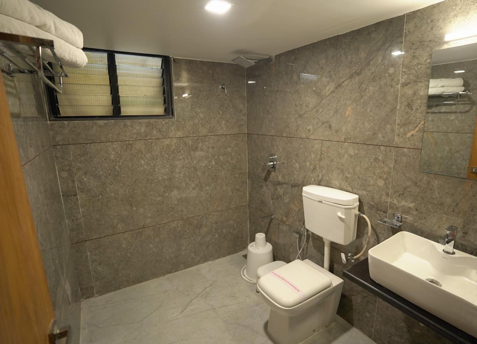 Hotel Shertown Ahmedabad Esterno foto