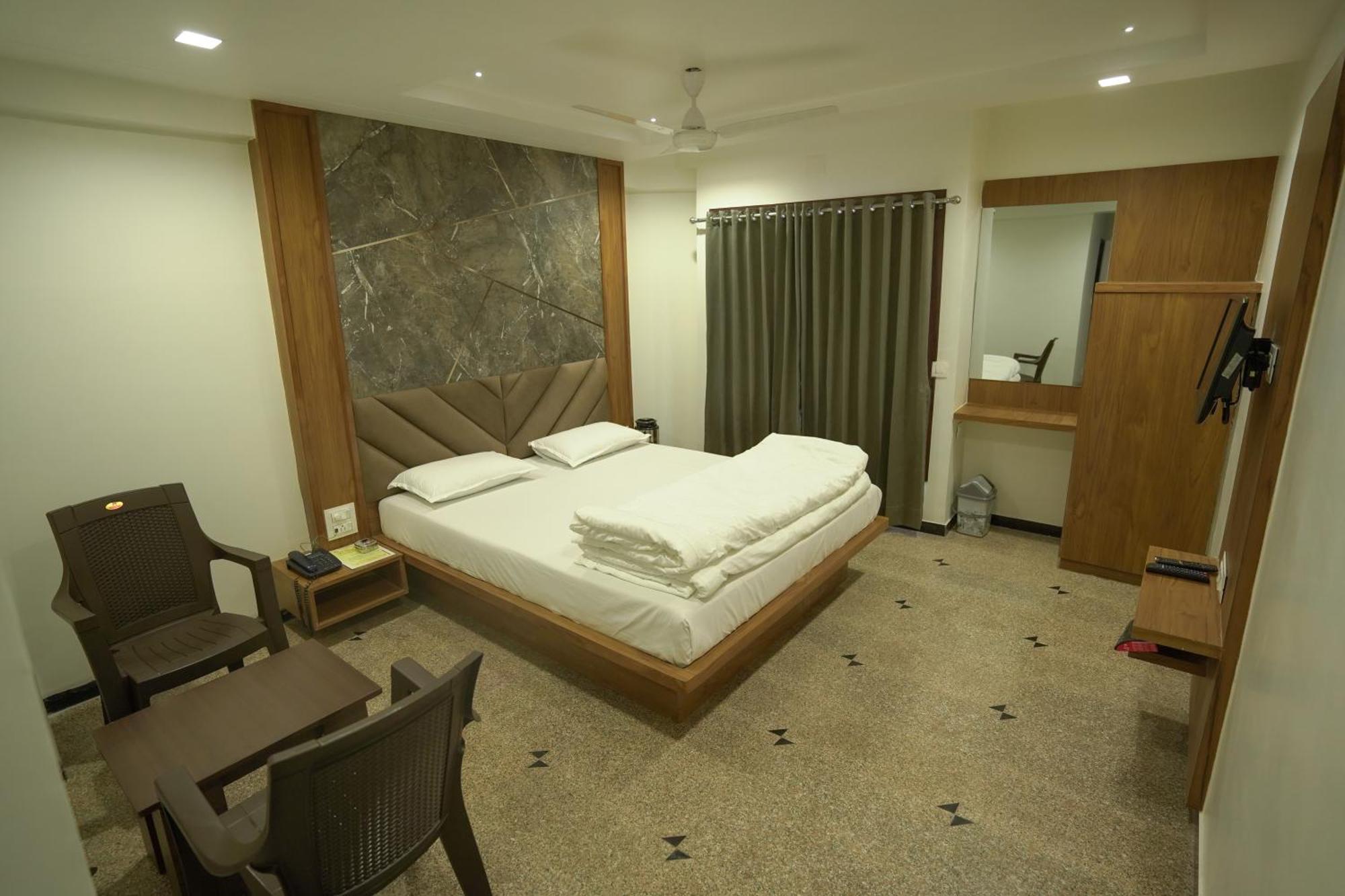 Hotel Shertown Ahmedabad Esterno foto