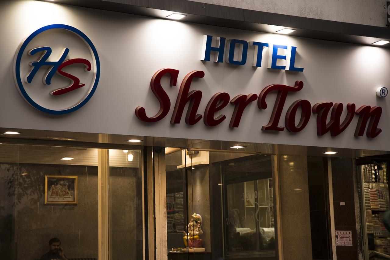 Hotel Shertown Ahmedabad Esterno foto